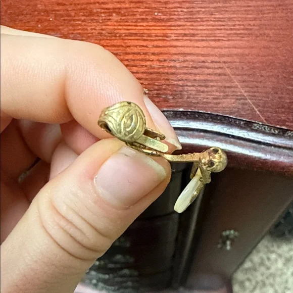 Vintage initial “C” earrings one clip on, one stud - Picture 3 of 6